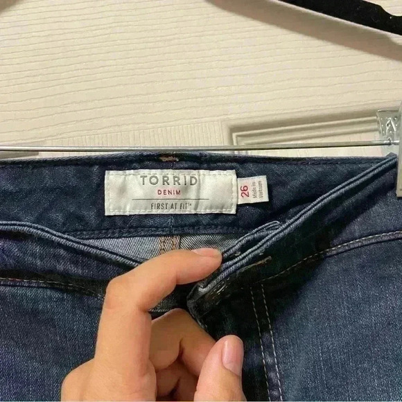 Torrid Bermuda Boyfriend Vintage Stretch Mid-Rise Short Sz 26 - Picture 2 of 6